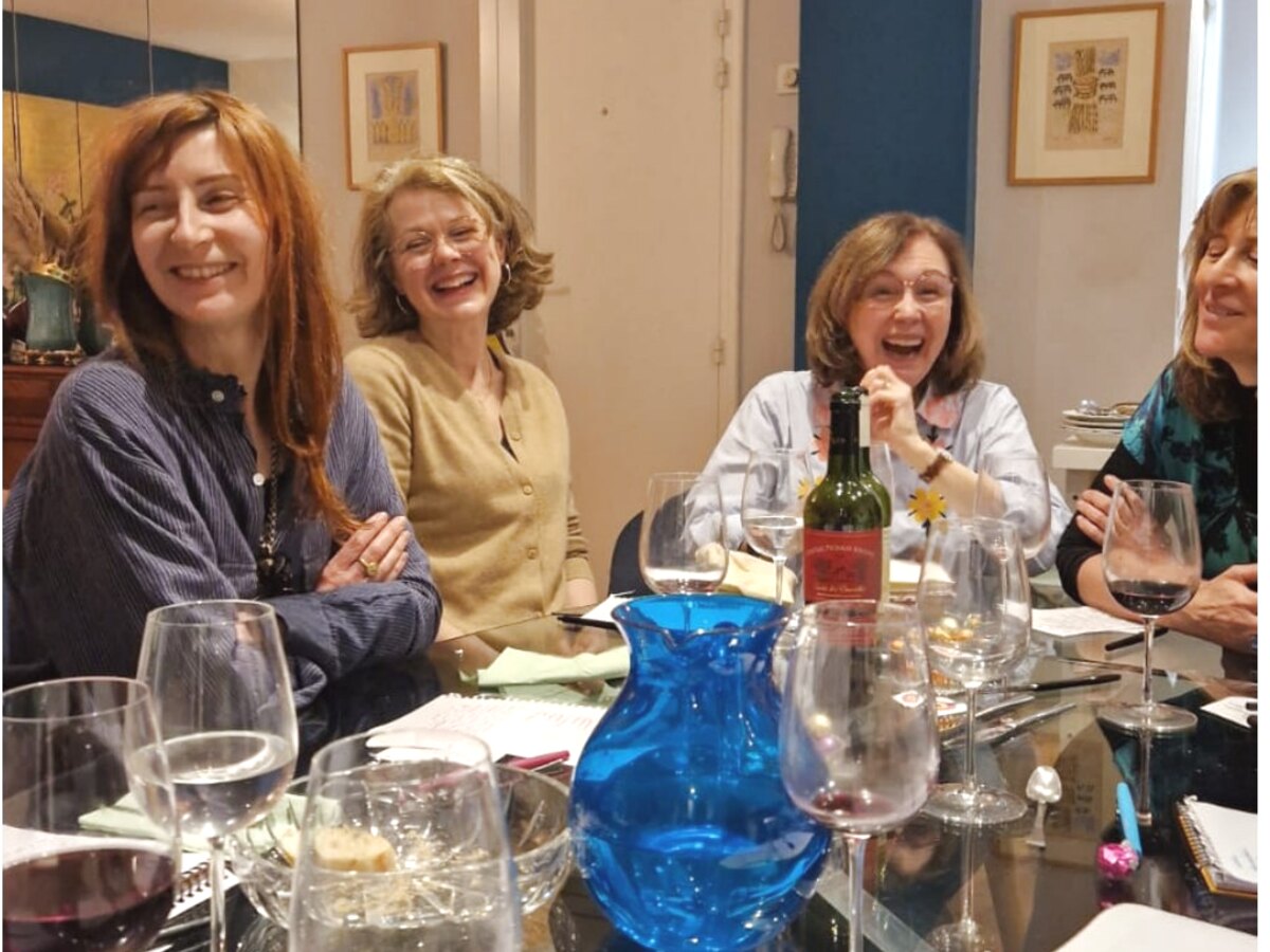 Des femmes du Cercle échangent et rient autour d’une table